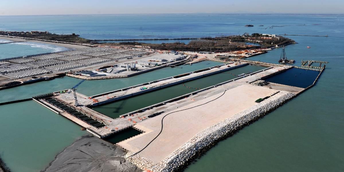 Navigation lock for 150,000 DWT ships at the inlet of Malamocco in the Venice lagoon (Italy)