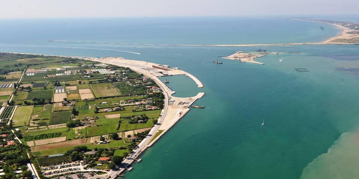 Refuge harbour and navigation lock at the entrance of Lido Treporti (Italy)