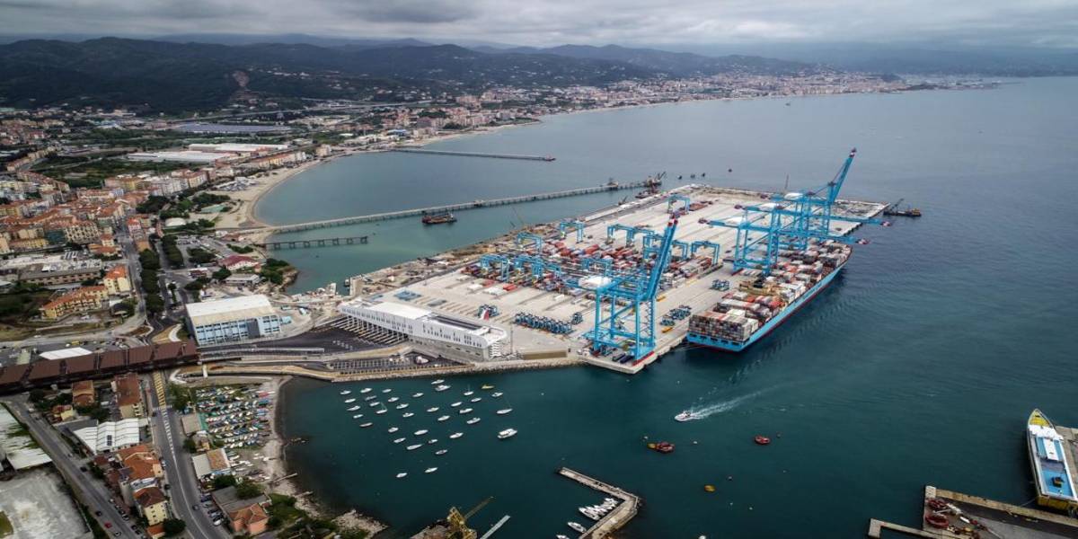 New Multipurpose Platform (dry bulk, oil, container terminal) in Vado Ligure (Italy)